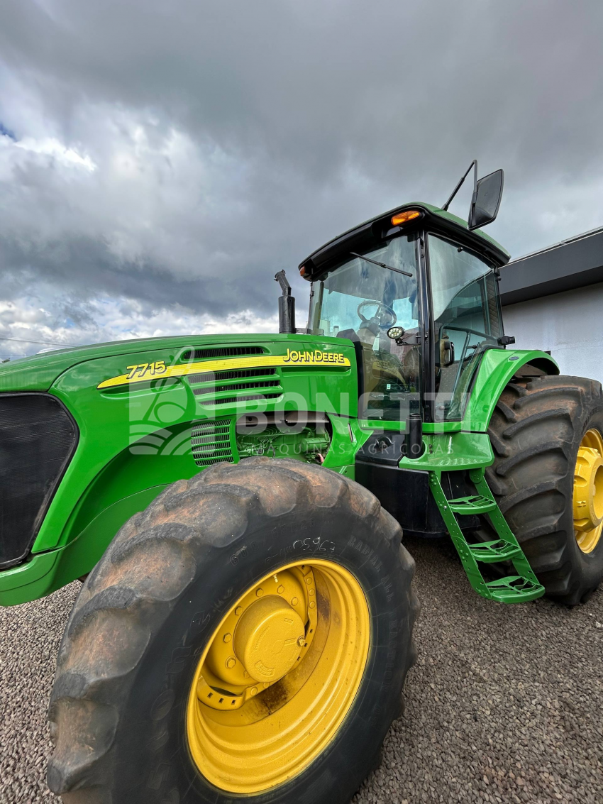 TRATOR JOHN DEERE 7715 GABINADO ANO 2009 COM 8.569 Hrs